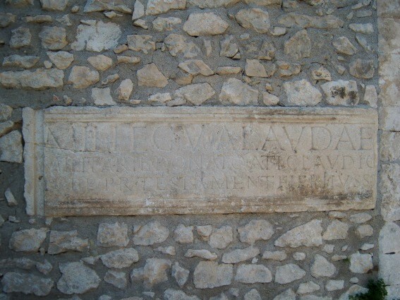 Castello Piccolomini a Capestrano (Aq): iscrizione romana