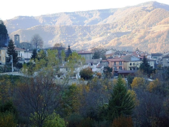 Casanova di Cortino (Te): il borgo e, in alto a sinistra, la chiesa di S. Martino