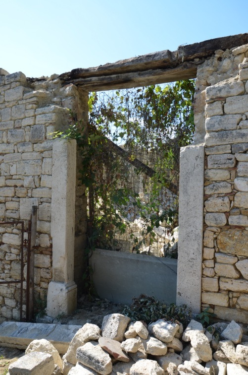 Resti della Chiesa di San Pietro a Case Coletti di Valle Castellana (Te)