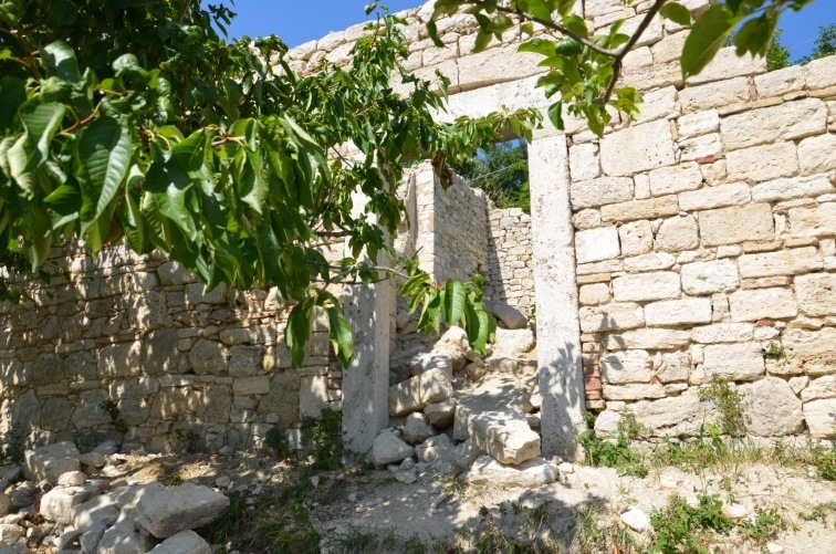 Resti della Chiesa di San Pietro a Case Coletti di Valle Castellana (Te)