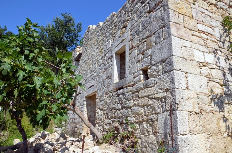 Resti della Chiesa di San Pietro a Case Coletti di Valle Castellana (Te)