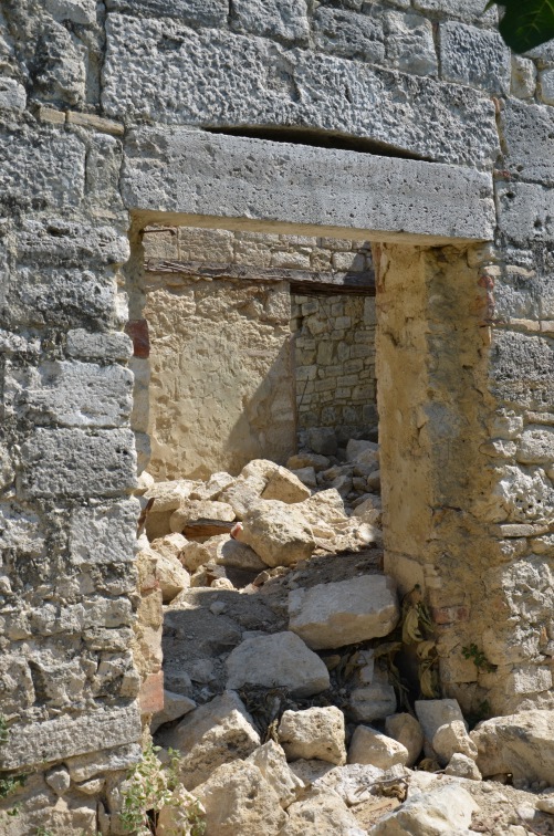 Resti della Chiesa di San Pietro a Case Coletti di Valle Castellana (Te)