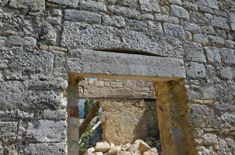 Resti della Chiesa di San Pietro a Case Coletti di Valle Castellana (Te)