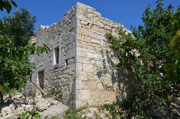 Resti della Chiesa di San Pietro a Case Coletti di Valle Castellana (Te)