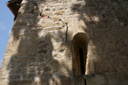 Chiesa di S. Maria de Praediis a Castagneto: i danni evidenti del terremoto del 6 aprile 2009