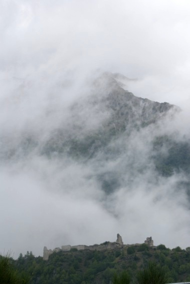 Castel Manfrino di Valle Castellana (Te): ruderi nella nebbia