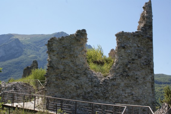 Castel Manfrino di Valle Castellana (Te): ruderi