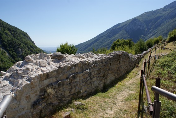 Castel Manfrino di Valle Castellana (Te): ruderi