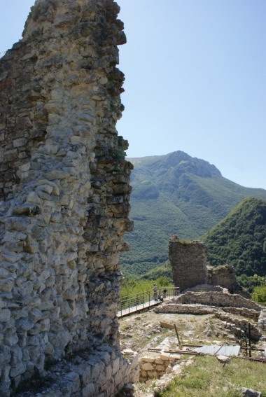 Castel Manfrino di Valle Castellana (Te): ruderi