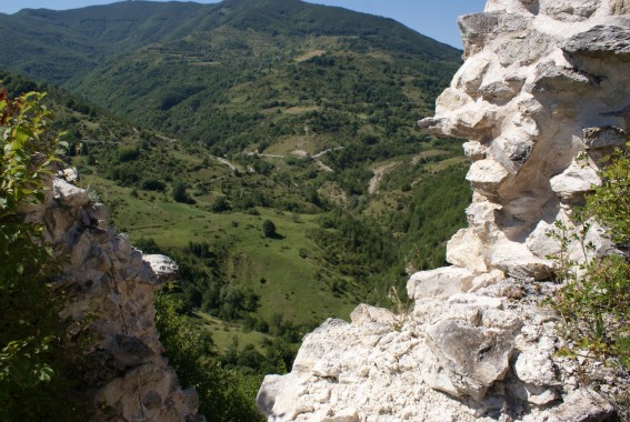 Castel Manfrino di Valle Castellana (Te): ruderi e vista sulla valle