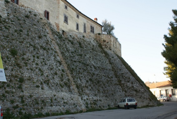 Castelbasso (Te): bastioni nei pressi della Porta della Marina