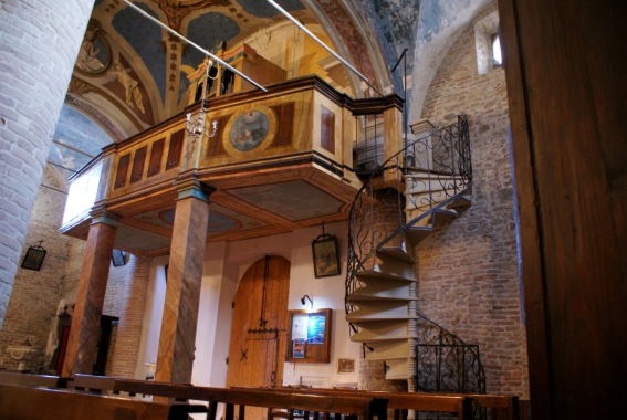 Chiesa dei SS.Pietro e Andrea Apostoli a Castelbasso (Te): cantoria con organo del 1760 di Adriano Fedri