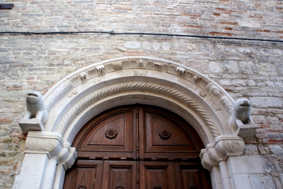 Chiesa dei SS.Pietro e Andrea Apostoli a Castelbasso (Te): portale