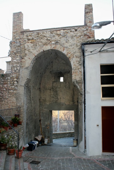 Castelbasso (Te): Porta della Marina (1467), valico urbico orientale