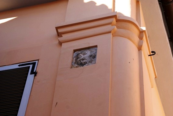 Castellalto (Te): stemma degli Acquaviva sul cinquecentesco palazzo Tosi