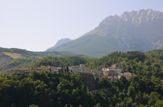 Castelli (Te) ed alle sue spalle il Monte Camicia