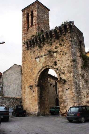 Chiesa di S. Giovanni Battista a Castelnuovo di Campli (Te): campanile e Porta