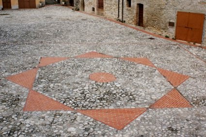 Castiglione della Valle: pavimentazione della piazza della Chiesa