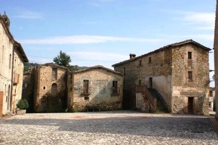 Castiglione della Valle: la piazza della Chiesa