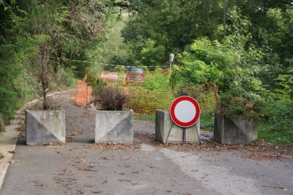 Castiglione della Valle: l'interruzione sulla strada di accesso al paese