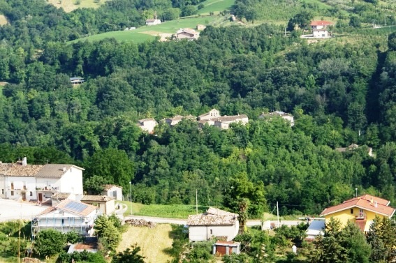 Palozza e, sullo sfondo, Castiglione della Valle