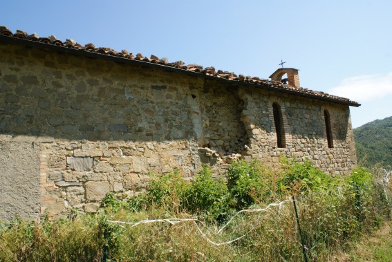 Chiesa di S.Michele Arcangelo a Ceraso di Valle Castellana (Te): lo squarcio provocato dal terremoto del 6 aprile 2009