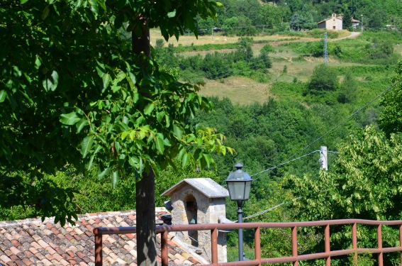 La chiesa di Ceraso di Valle Castellana (Te) vista da Valle Fara