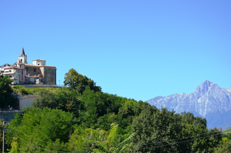 Cermignano (Te) - Chiesa di S. Lucia e, sullo sfondo, il massiccio del Gran Sasso d'Italia