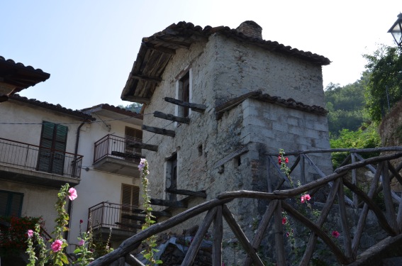 Cerqueto di Fano Adriano (Te): tracce di un gafio, balcone costruito con tecniche edilizie longobarde