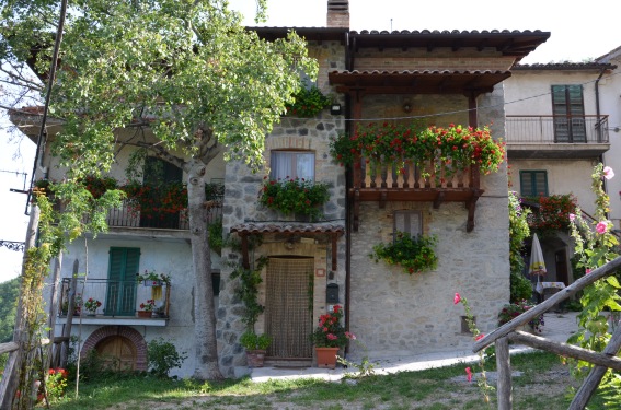 Cerqueto di Fano Adriano (Te): abitazione ristrutturata e gafio, balcone costruito con tecniche edilizie longobarde.