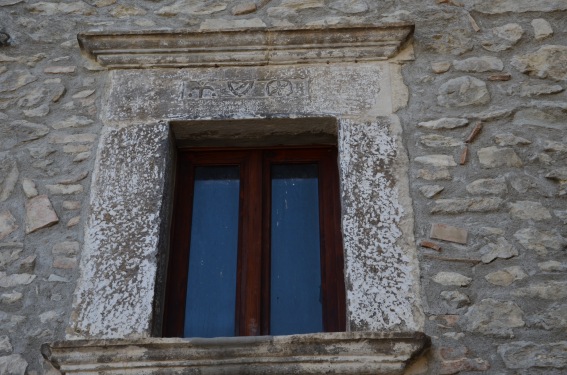 Epigrafe su un architrave a Cerqueto di Fano Adriano (Te)