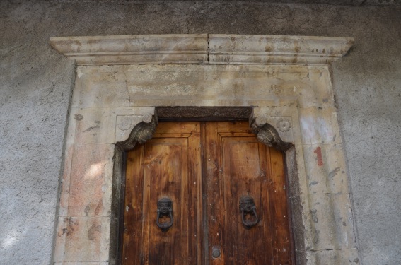 Portale della casa canonica a Cerqueto di Fano Adriano (Te)