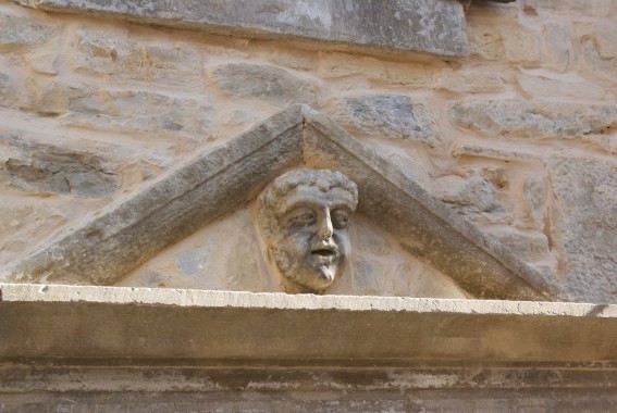 Cervaro di Crognaleto (Te): piccolo timpano con maschera
