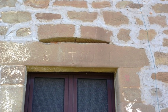 Chiesa di S. Lorenzo a Cesa di Rocca S.Maria (Te): architrave con la data 1801