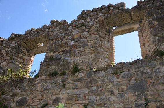 Resti del Monastero di S.Cassiano a Cesa di Francia di Isola del G.S. (Te)