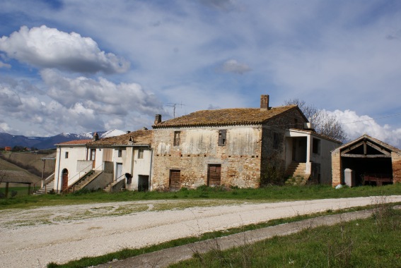 Casolari nei pressi della Chiesa di S.Antonio a Chiareto di Campli (Te)