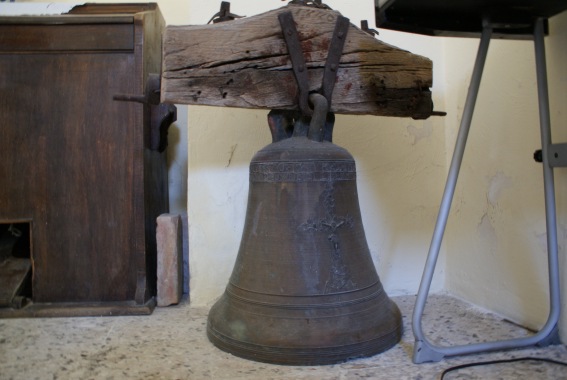 Campana nella chiesa di S.Nicola a Ciarelli di Rocca S.Maria (Te)