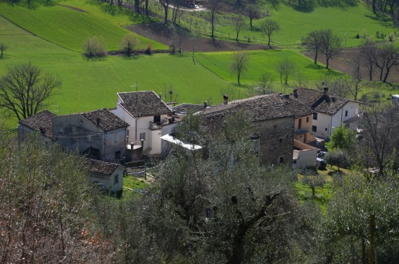 Il sottostante piccolo borgo di Frisoni di Isola del G.Sasso (Te)