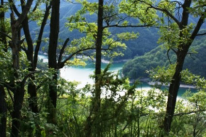 Collegrato di Valle Castellana (Te): il lago di Talvacchia visto dalla strada verso il  borgo