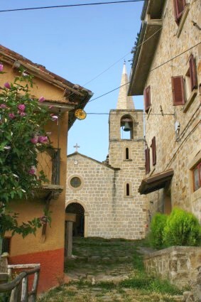 Collegrato di Valle Castellana (Te): scalinata d'ingresso con in fondo la chiesa