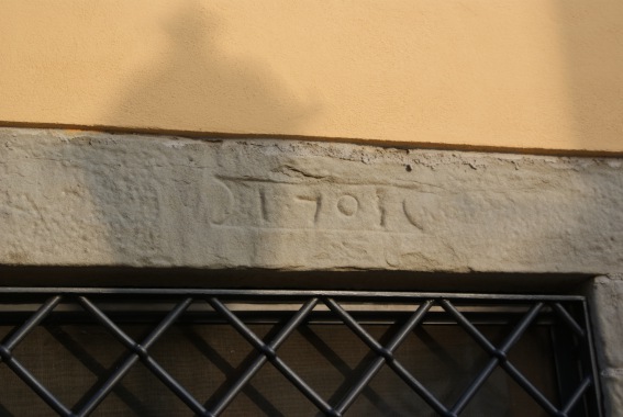 Collevecchio: architrave con la data 1703