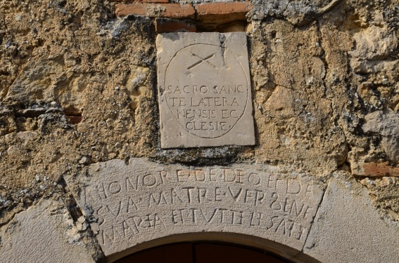 Chiesa di S.Maria della Piet a Colliberti di Isola del G.Sasso (Te): epigrafe sulla chiave d'arco.
