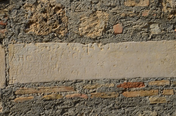 Chiesa di S.Maria della Piet a Colliberti di Isola del G.Sasso (Te): epigrafe di fianco al portale