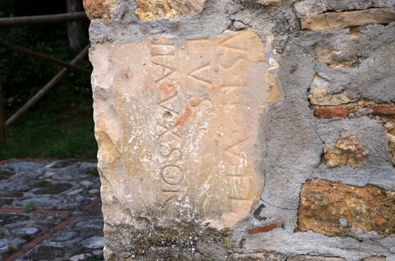 Chiesa di S.Lorenzo a Colliberti di Isola del G.Sasso (Te): concio in pietra rimesso in opera
