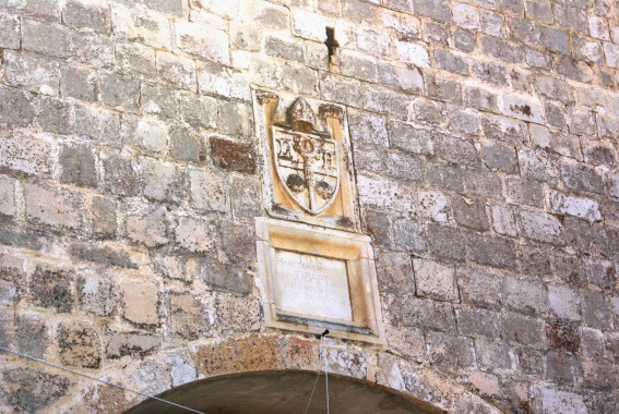 Chiesa di S.Giovanni Battista a Collimento di Lucoli (Aq): stemma papale sulla facciata