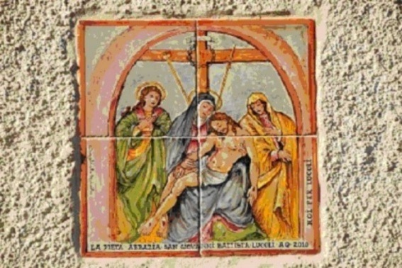 Maiolica sulla parete esterna della Chiesa di S.Cristina raffigurante La Pietà.