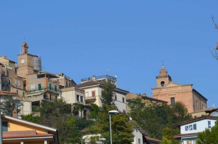 Torre dell'Orologio a Colonnella (Te). A destra la Chiesa dei SS.Cipriano e Giustina