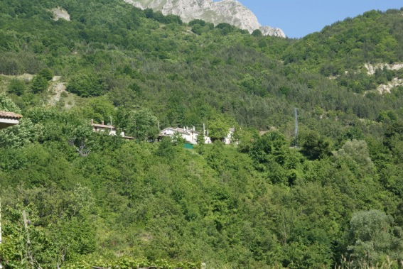 Corano di Sopra: case ristrutturate tra il verde