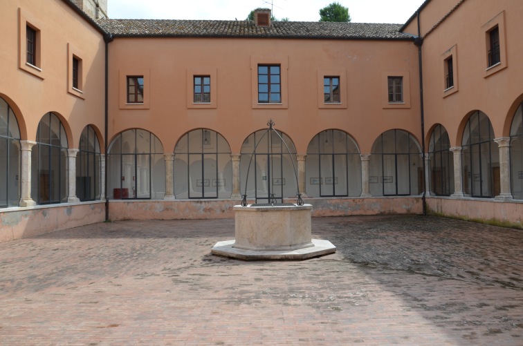 Monastero di S.Maria ad Mejulanum (Badia) a Corropoli (Te): Chiostro