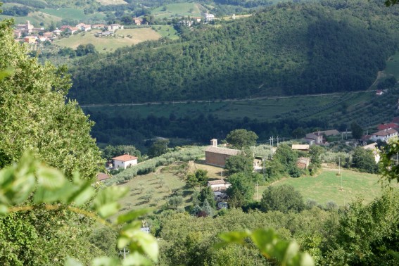 Chiesa di S.Pietro di Azzano a Costumi di Torricella Sicura (Te) e, sullo sfondo, Torricella S.